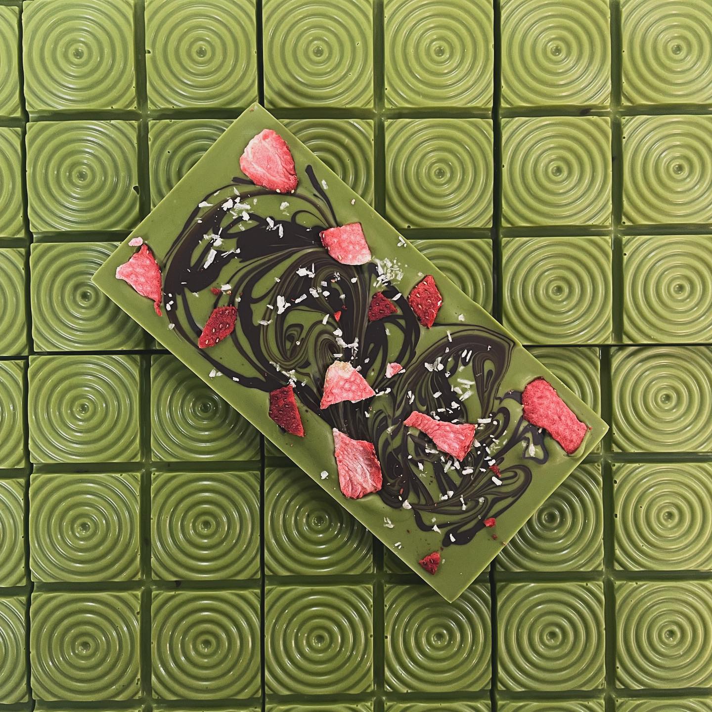 Oenomel Matcha Strawberry 40% White Chocolate Bar - 80g