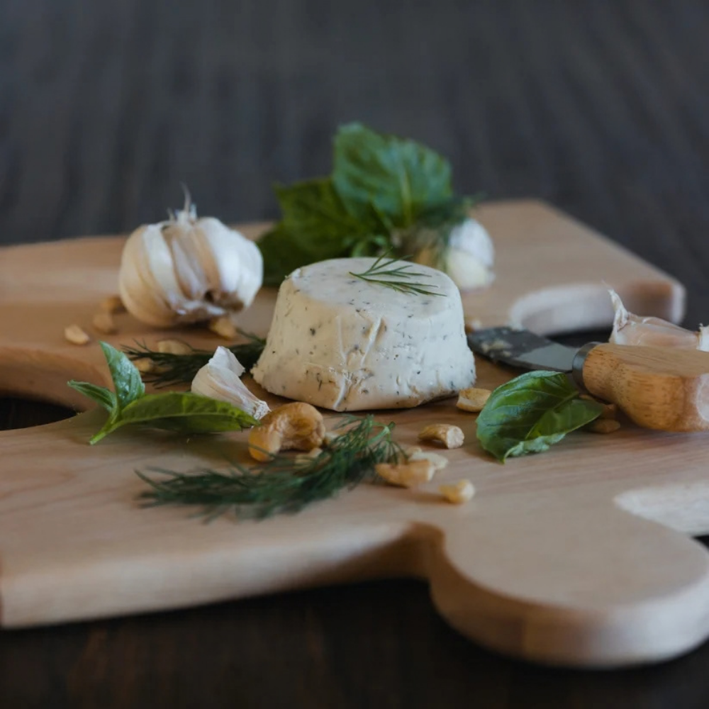 Dee's Nutty Cheese Herb And Garlic Block - 100g