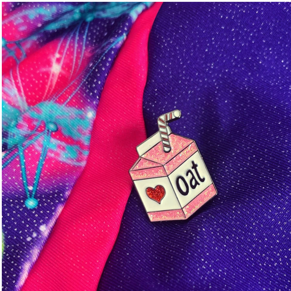Épingle en émail au lait d'avoine à paillettes roses Vegan Power Co