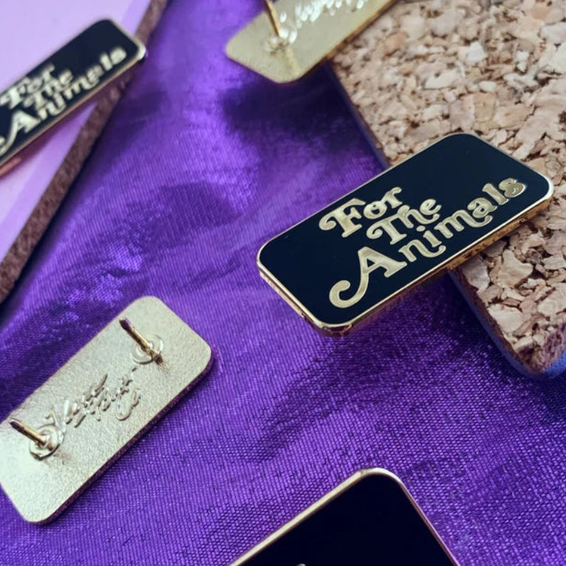 Vegan Power Co 'For The Animals' Broche en émail noir/or