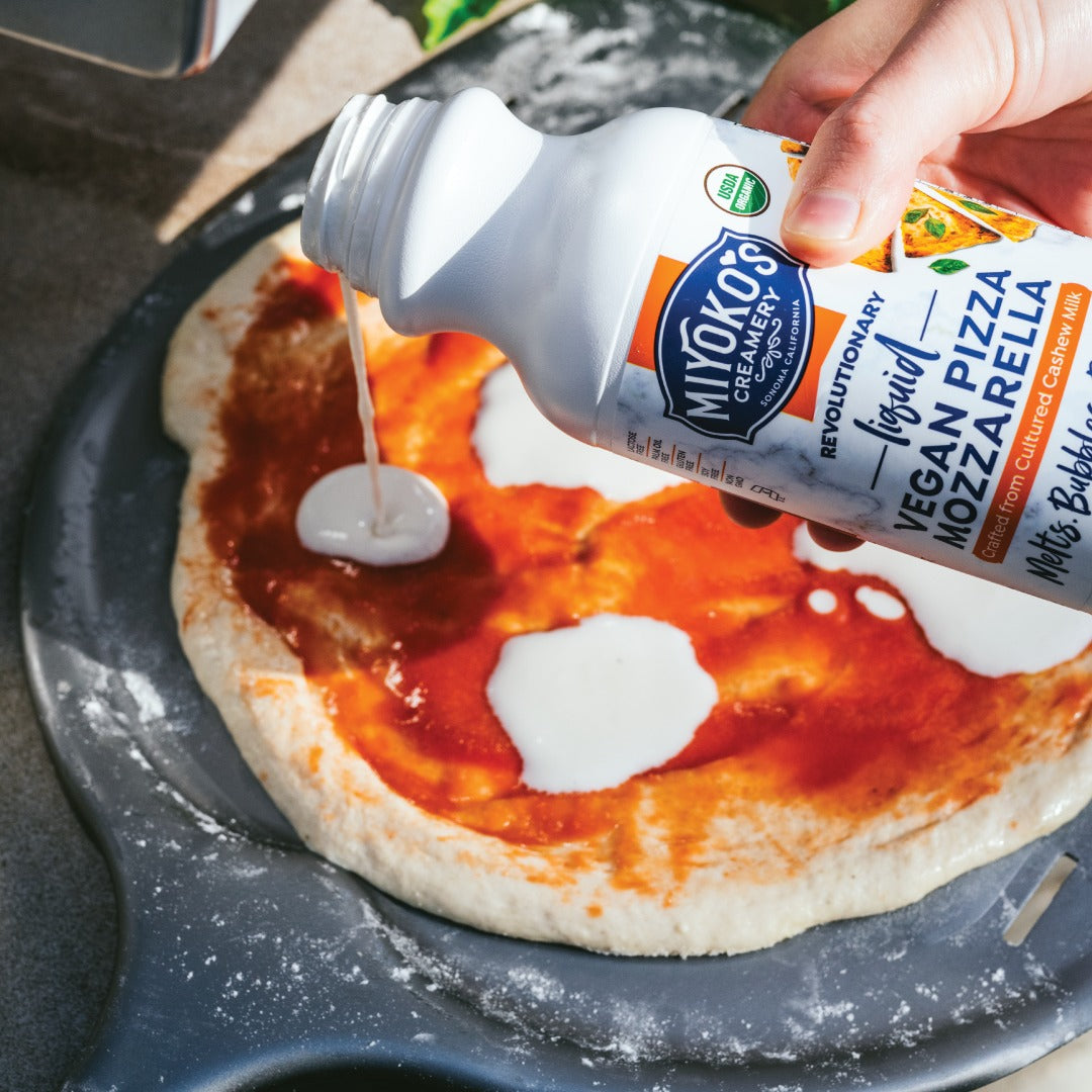 Pizza mozzarella vgtalienne liquide de Miyoko - 473 ml Vegan Supply Pizza mozzarella vgtalienne liquide de Miyoko - 473 ml Vegan Supply